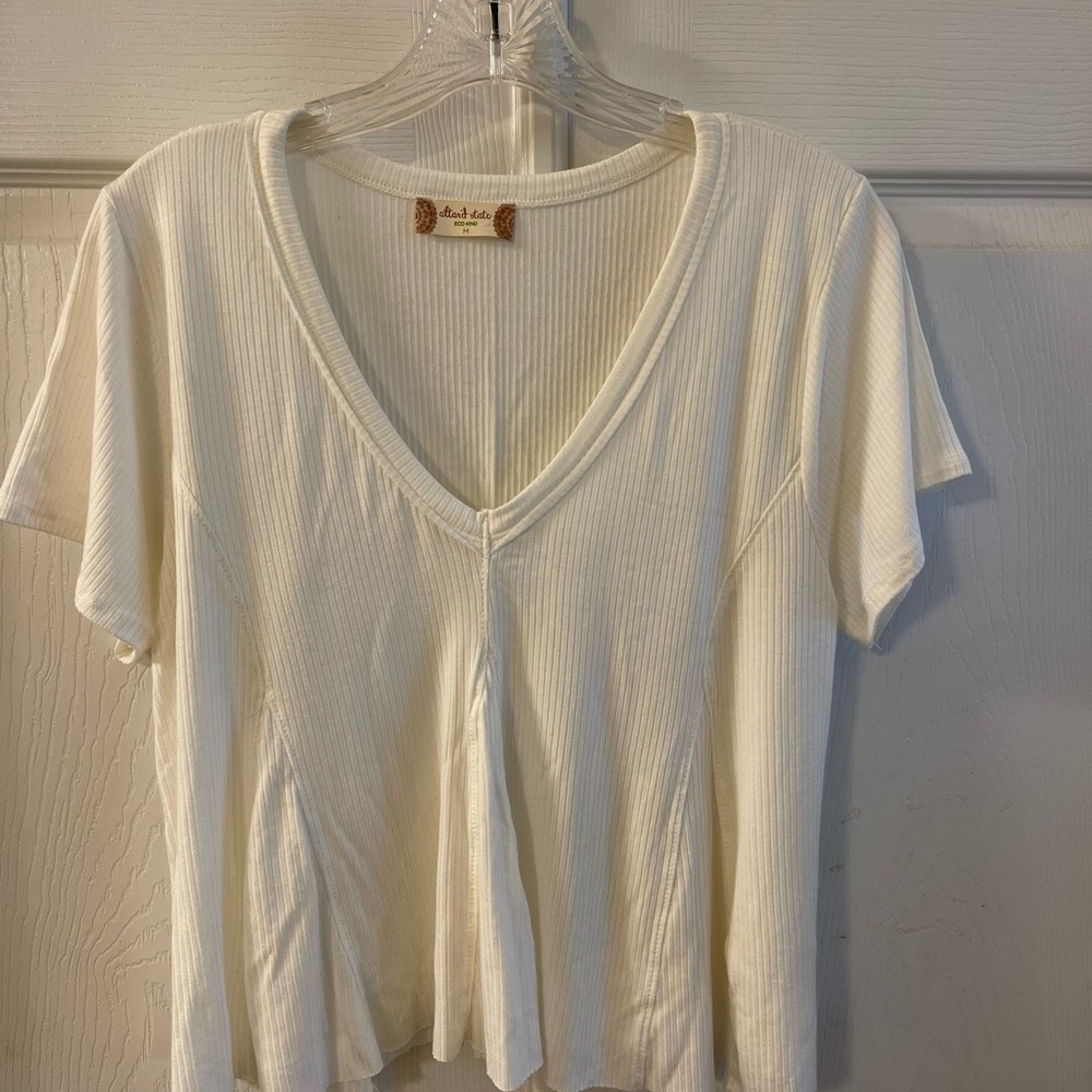 Adorable cropped length Altered State cream color top Size M 💕